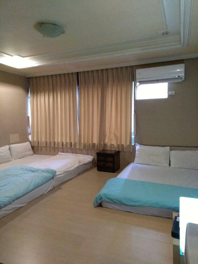 Hua Bin Hotel Yilan Exteriör bild